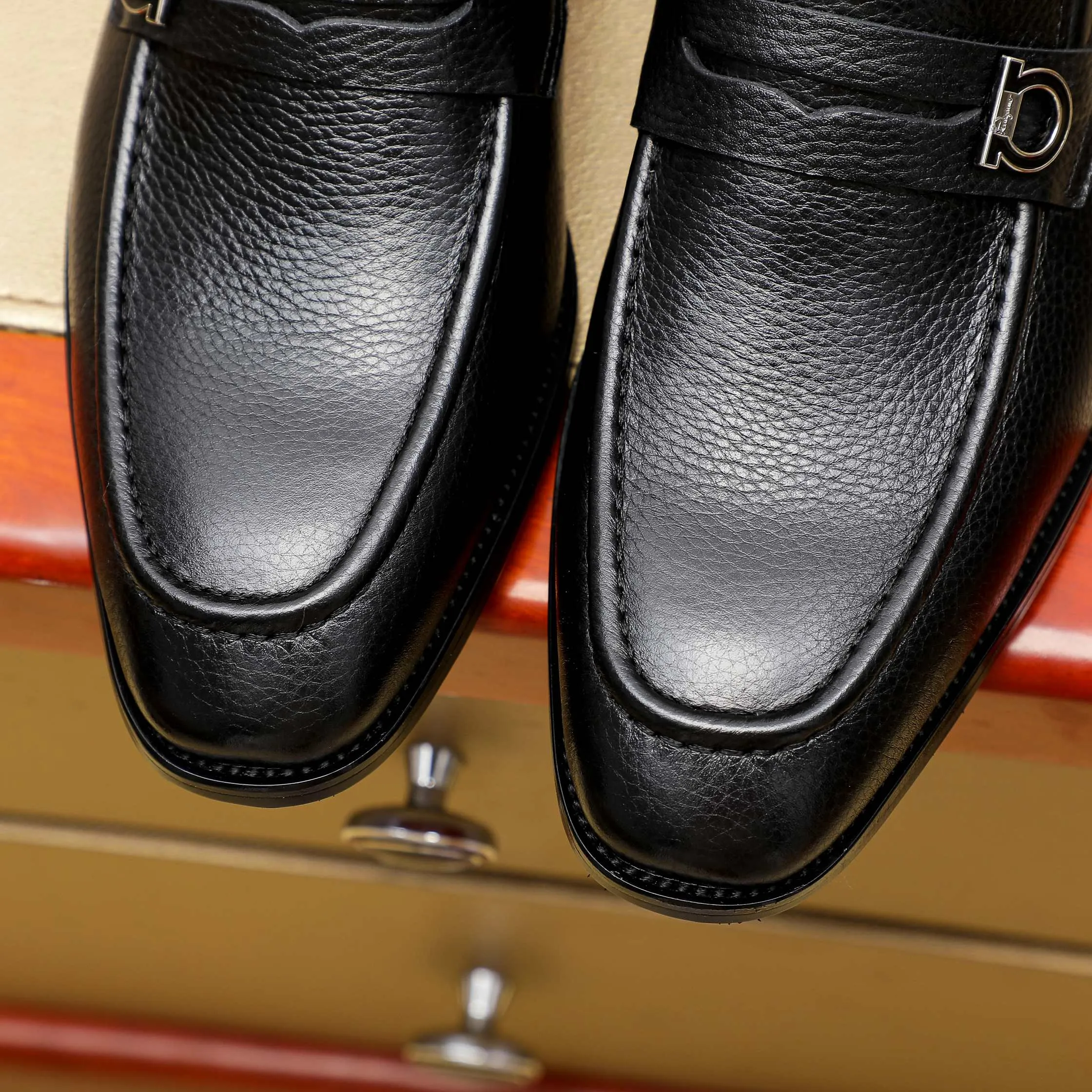 Men's shoes 💰460 🕷🕷🐂【Ferragamo】Ferragamo Popular fashionable leather shoes🇨🇳Official website counter 1:1 production, original mold opening💯Good quality visible, imported high-end first-layer waxed calfskin, water-dyed🐂leather lining🌿very clear texture, high-quality waterproof, non-slip and wear-resistant outsole🎋high quality and low price, truly handmade🍓3 colors available! Code number 38-44……(45.46.Customized)